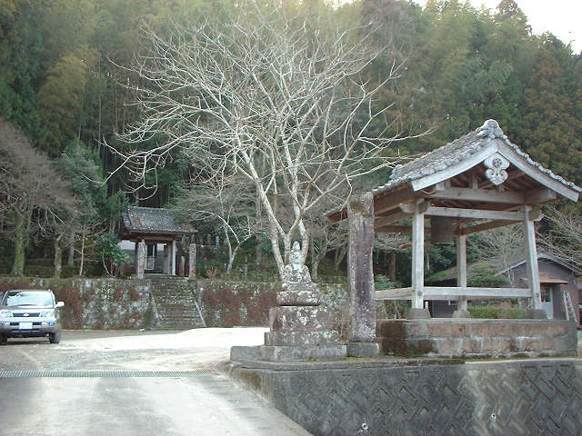 一条房家の墓とお雪供養塔